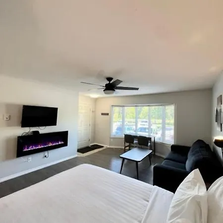 Riverside By Stayin Fernie Room photo